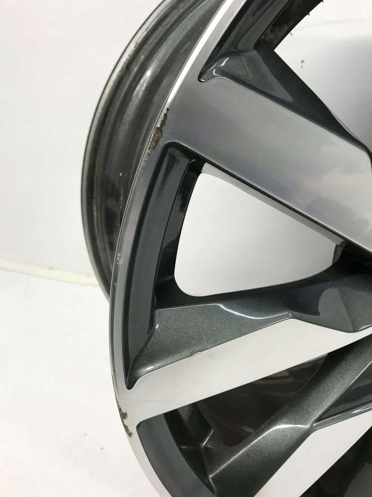 Audi A4 B9 Wheel Rim 8W0601025FJ image 4