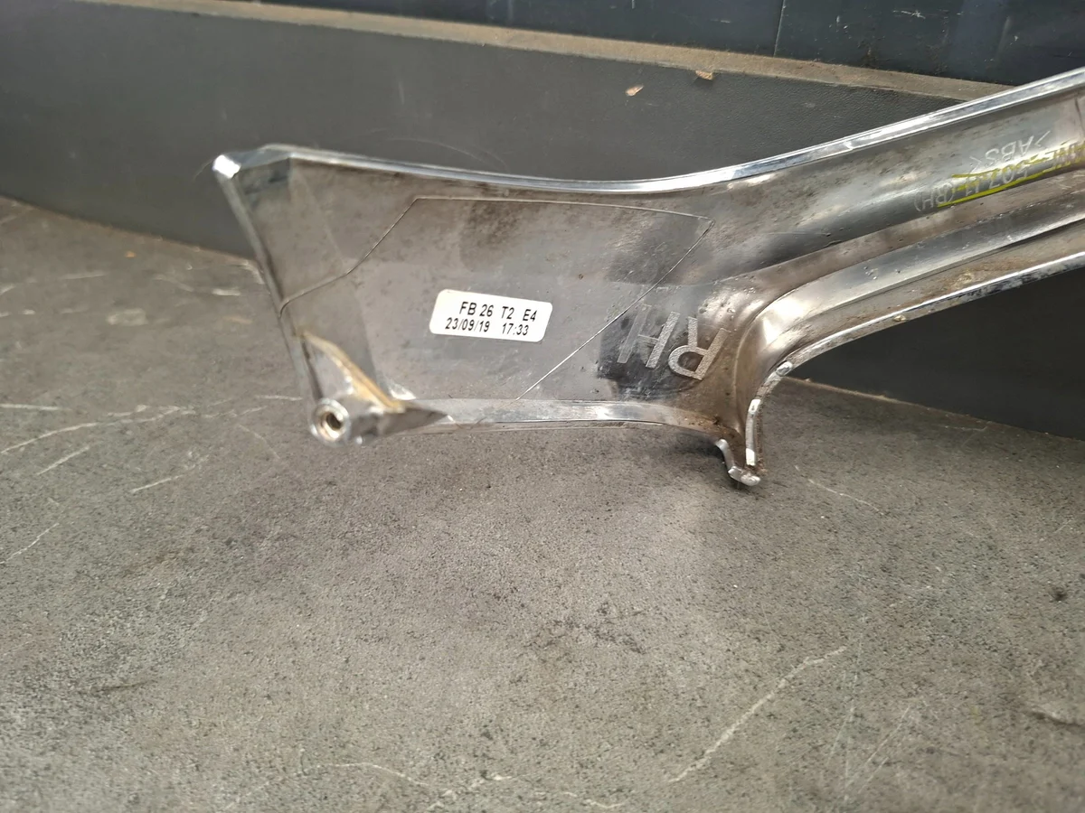 Mazda 3 III koristelista grilliin oikea BANE-507J1 image 9