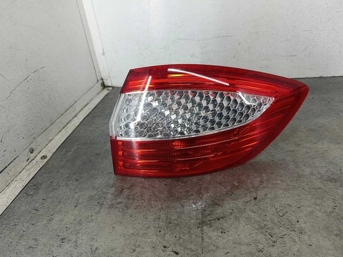 Baklykta Höger Ford Mondeo IV 7S71-13404-B Kombi