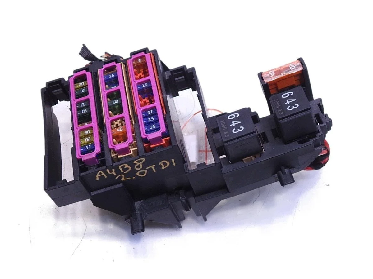 Boîte à fusibles Audi A4 B8 2.0 TDI 8T8971845