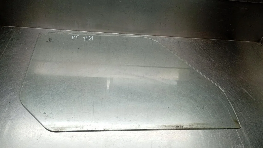 Fönsterglas dörr höger Nissan Trade 94R