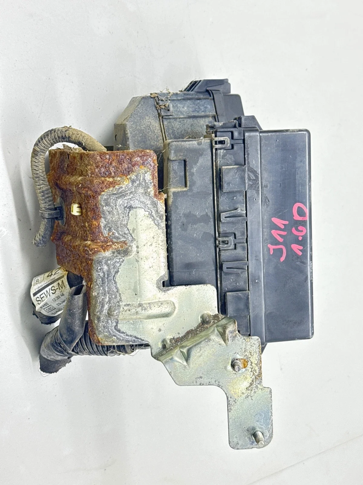 Boîtier fusibles Nissan Qashqai J11 1.6 dCi 243824BE0B