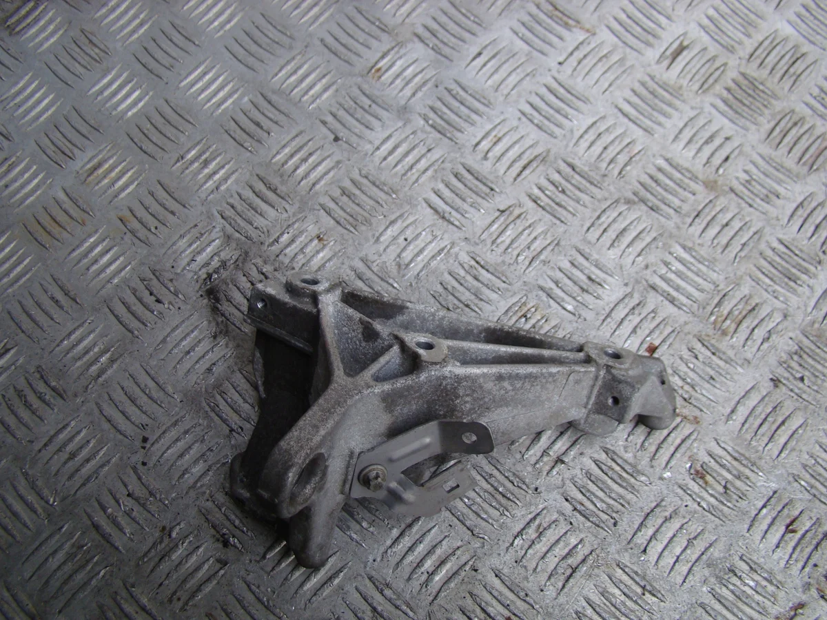 Moottorin tukirauta Mercedes W447 A6541400240