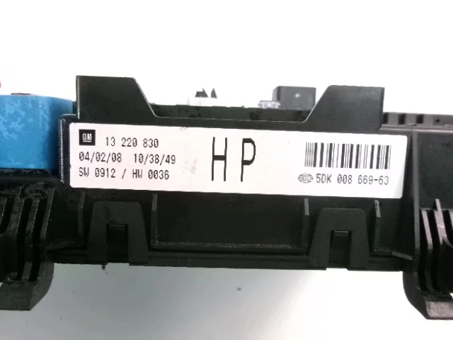 Boîte à fusibles Opel Astra H 13220830