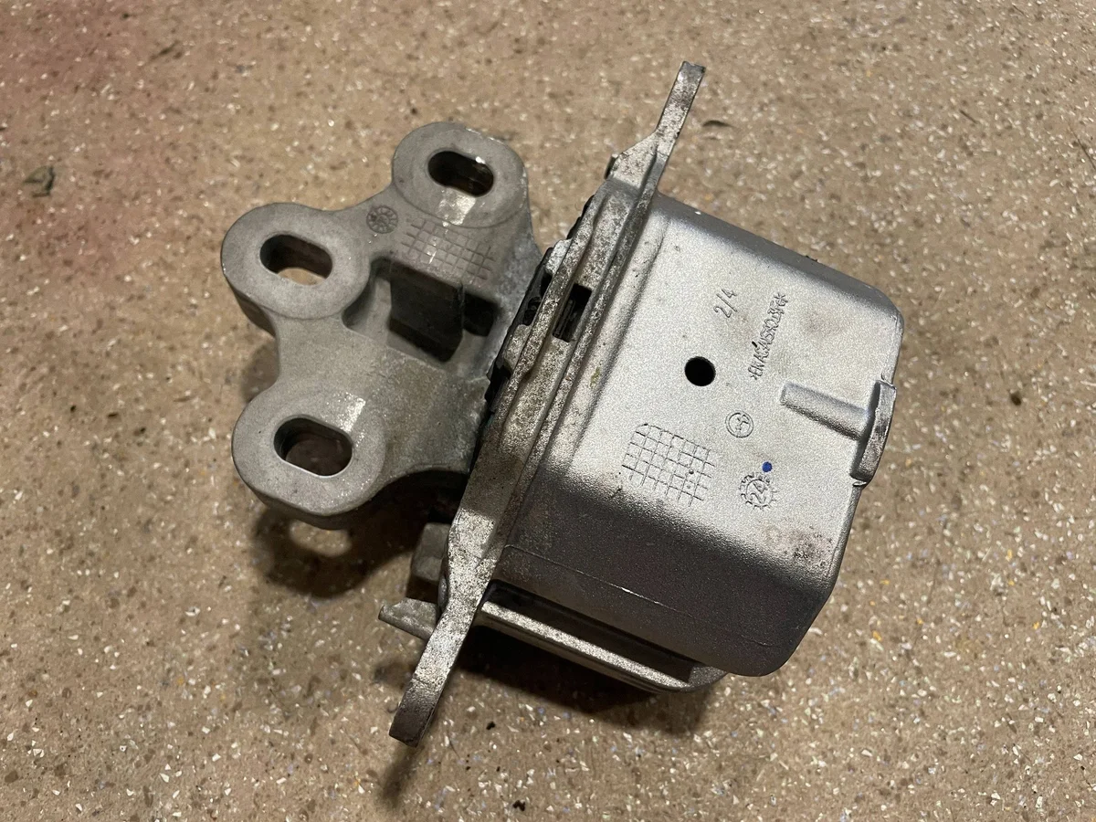 Moottorin tukikumi BMW F70/F74/U06/U11/U12 4A2B8C5