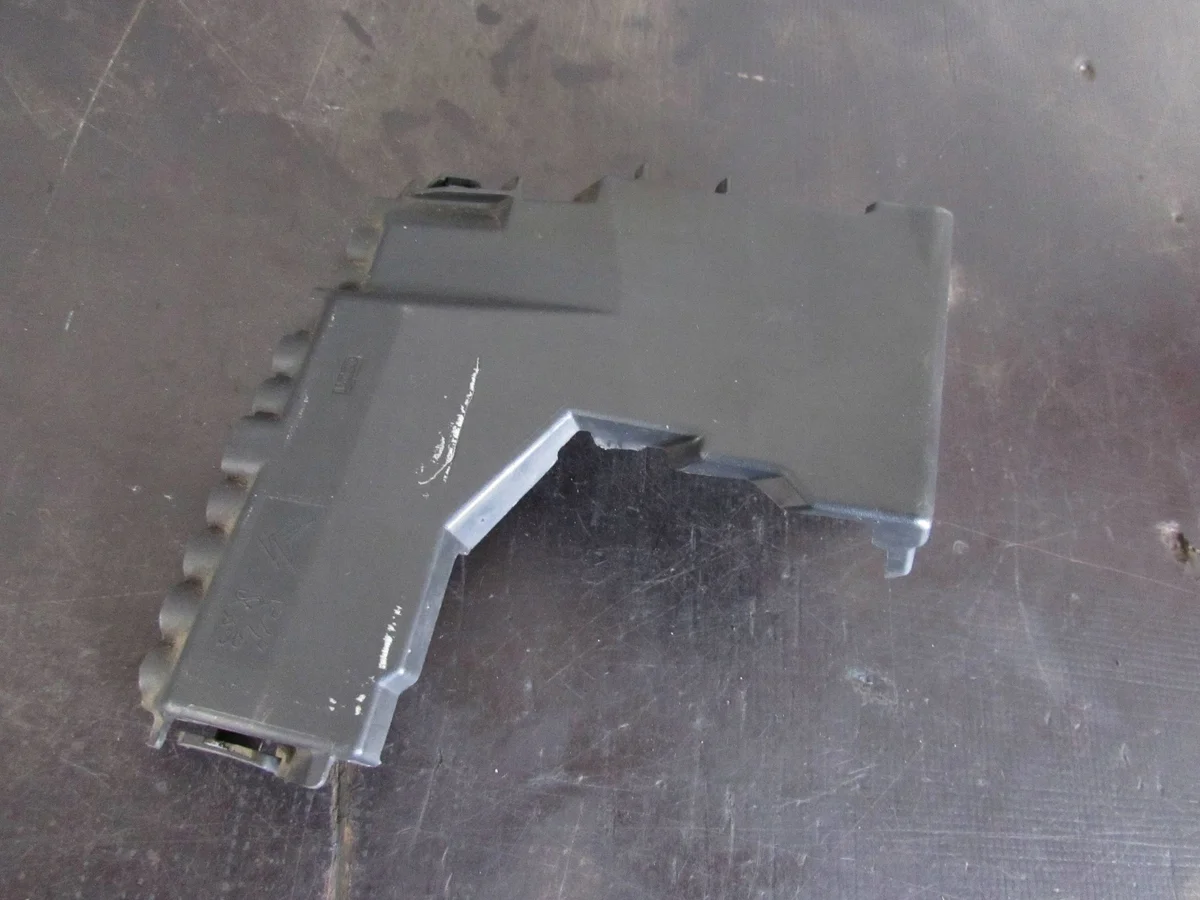 Cache boîte fusibles Peugeot 508 9666817180