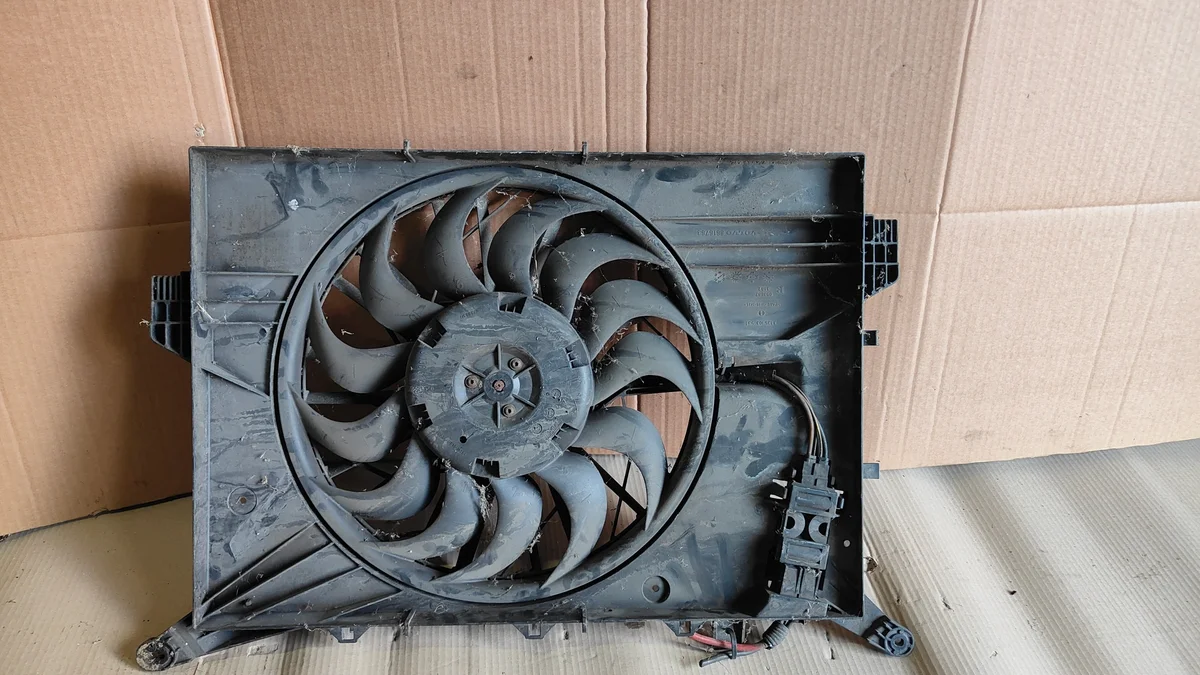 Volvo Radiator Fan Housing 861676286167633137229010