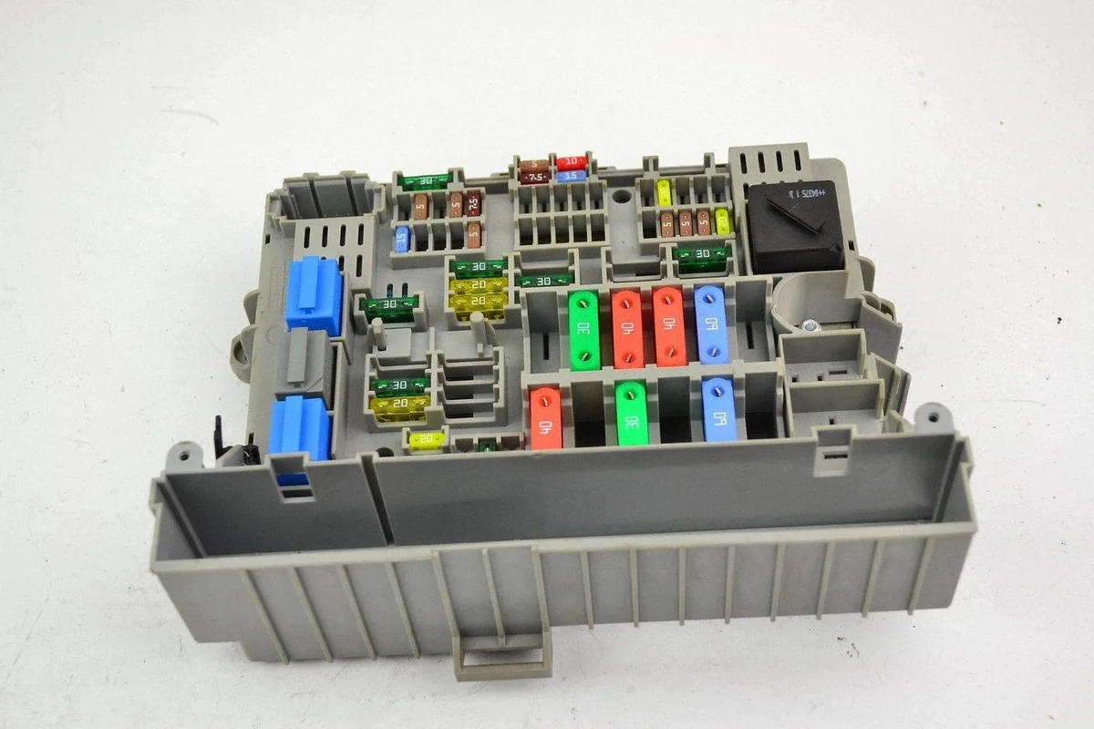 Boîtier fusibles BMW 1 E81 E87 6906613