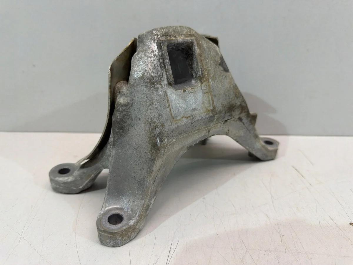 Motorhalter BMW 5 G30 6876216