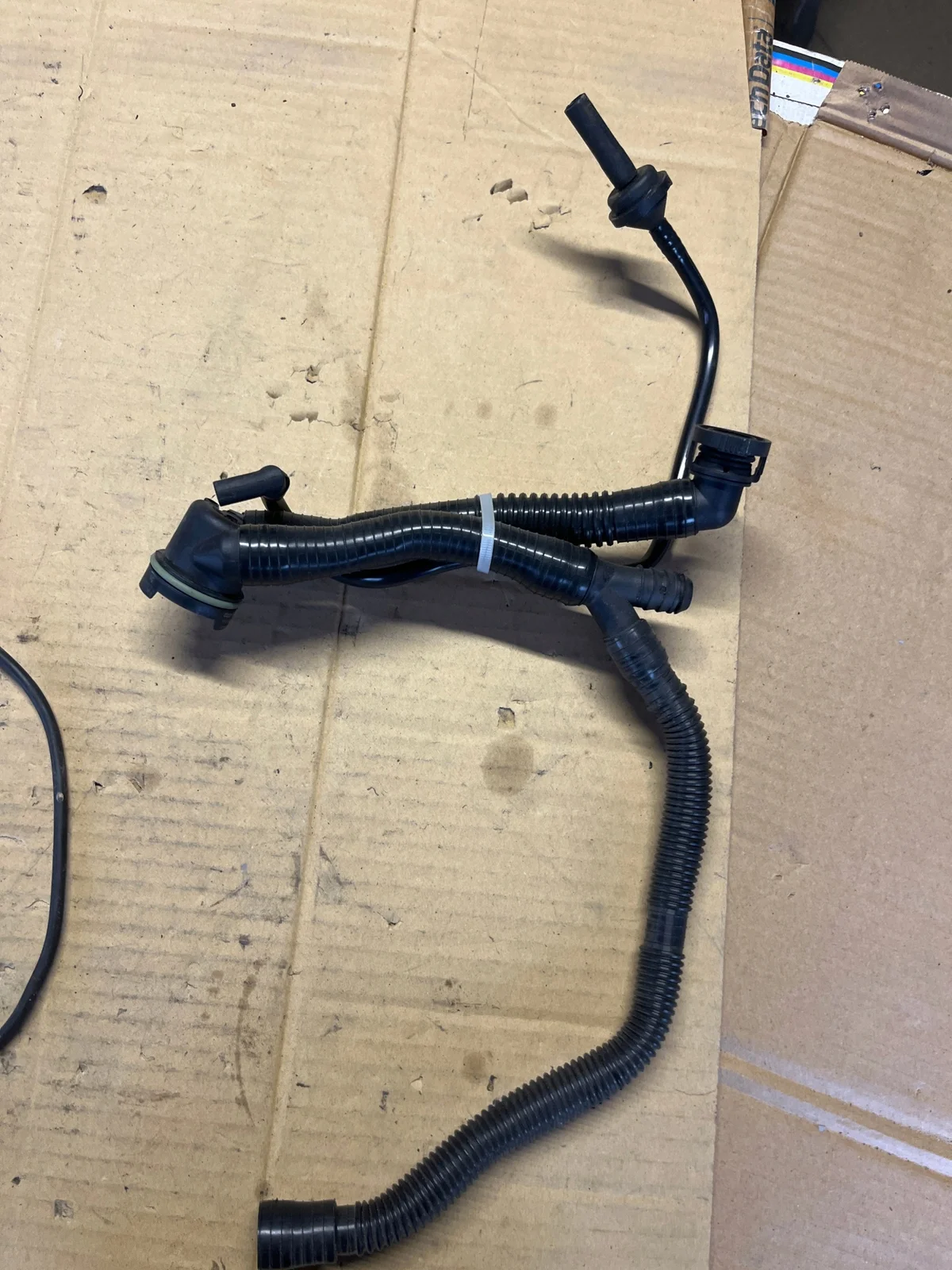 Audi A4 B7/A6 C6/A8 D3 kampikammion tuuletusputki 06E103217M