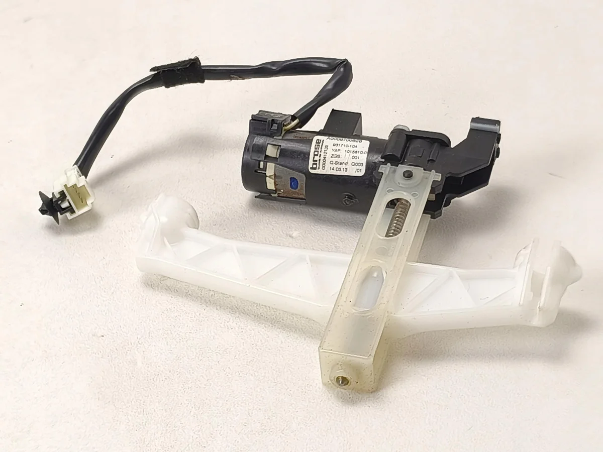 Motor för nackstöd vänster fram Mercedes A0009700626