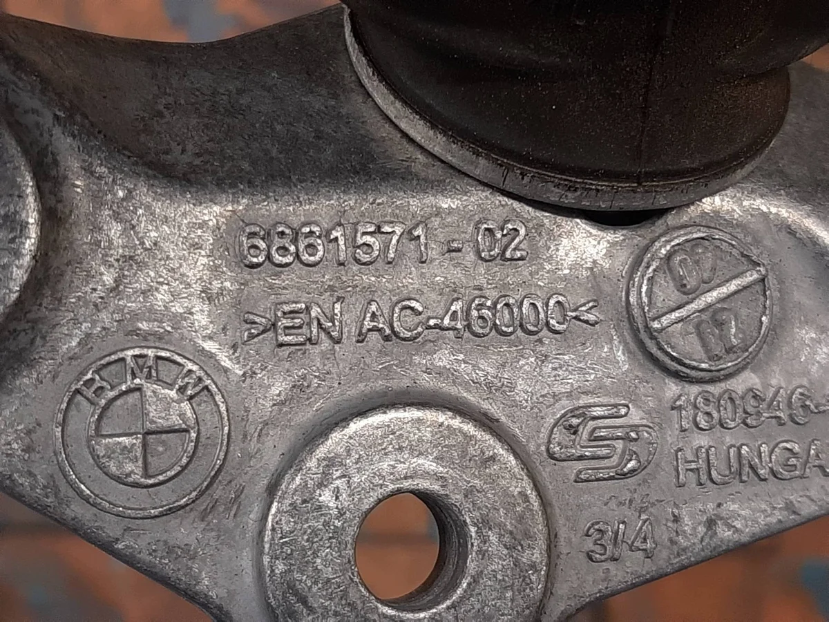 BMW tukirauta vaihdelaatikolle 6861571