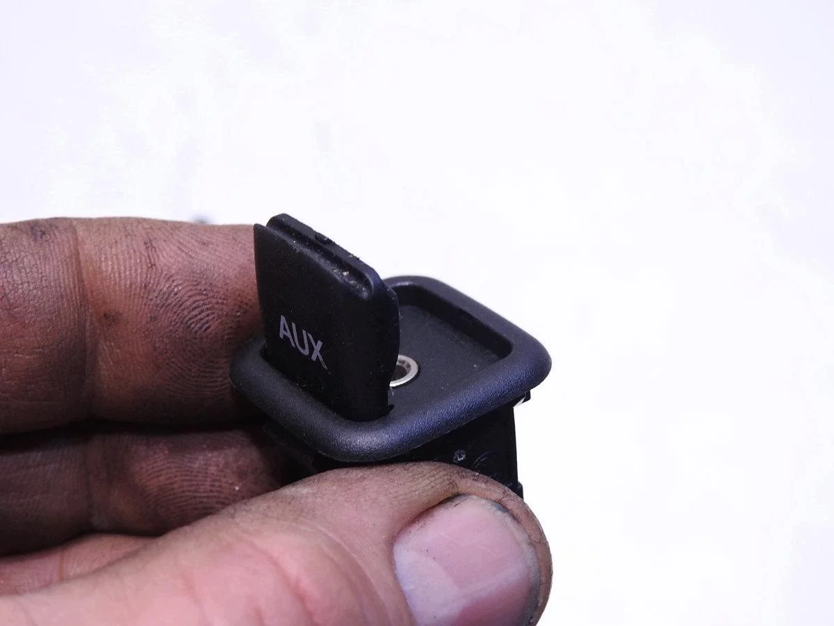 Audi A4 B8 Aux Socket 8K0035474B image 6
