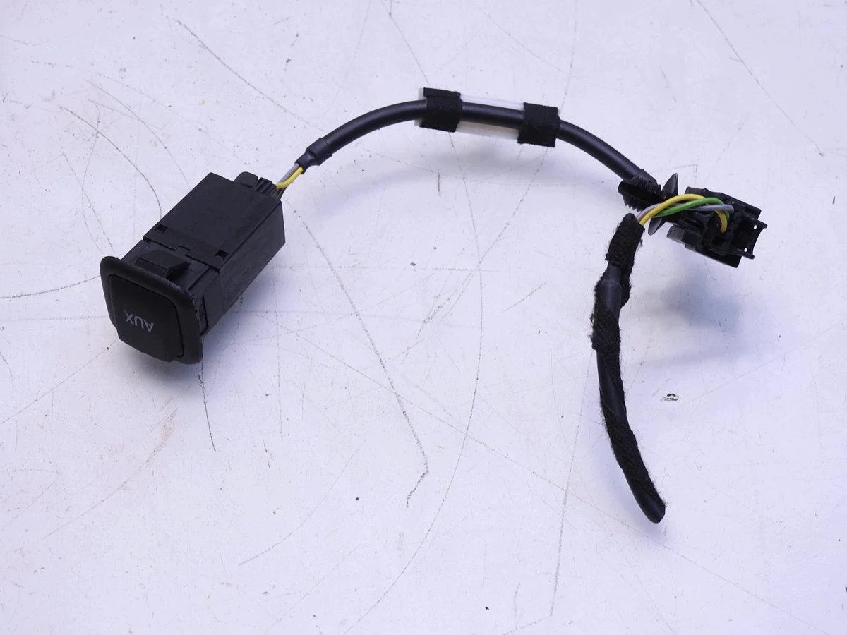 Audi A4 B8 Aux Socket 8K0035474B image 7