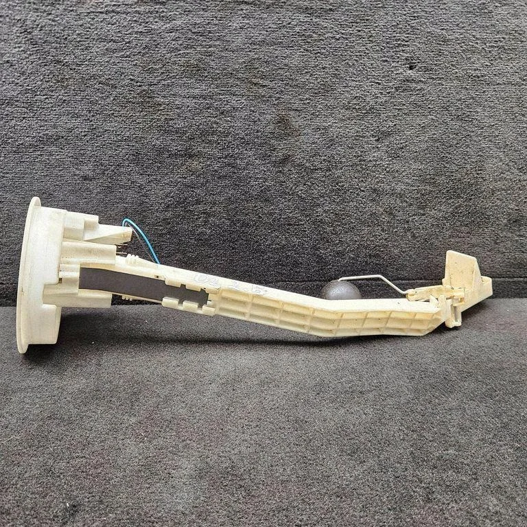 Bomba de combustible Audi A8 D2 4D0919051D image 3
