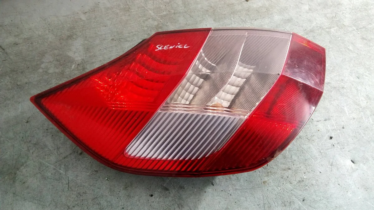 Luz trasera izquierda Renault Scenic II 8200127704 L