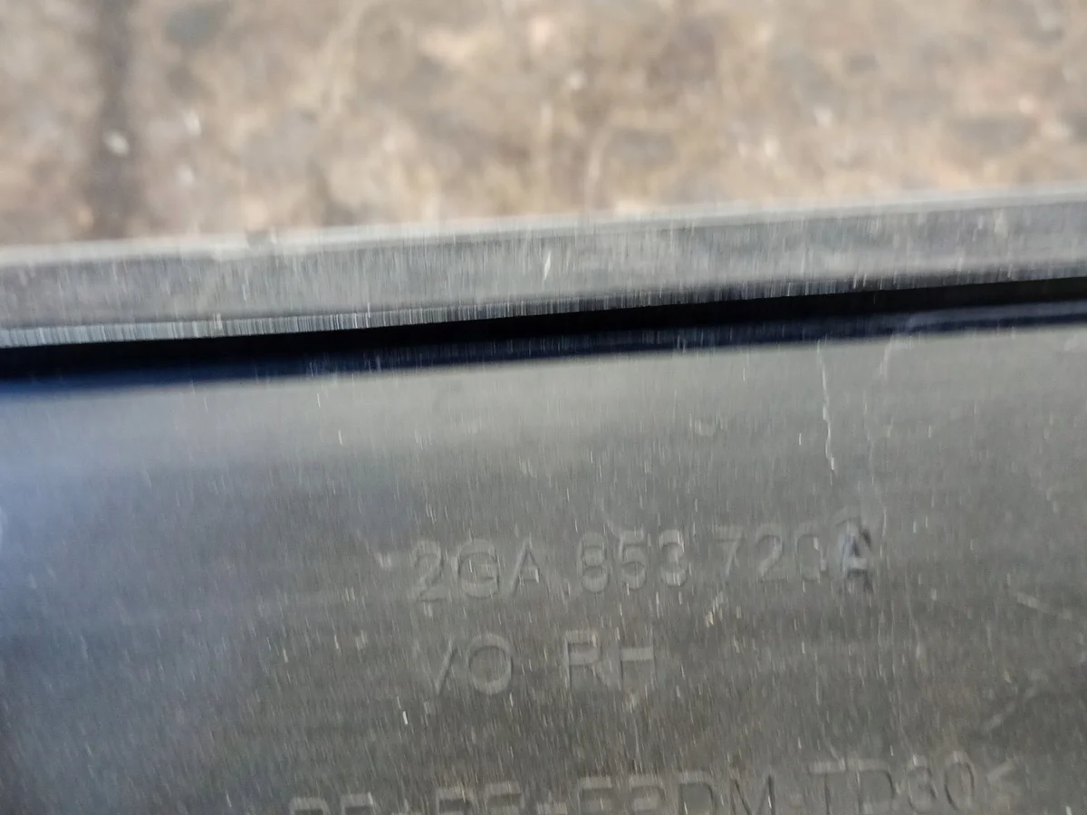 Zierleiste Tür vorne rechts VW T-Roc 2GA853720A image 9