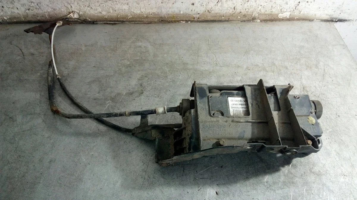 Sähköinen käsijarru Renault Scenic II 1,9 8200418647