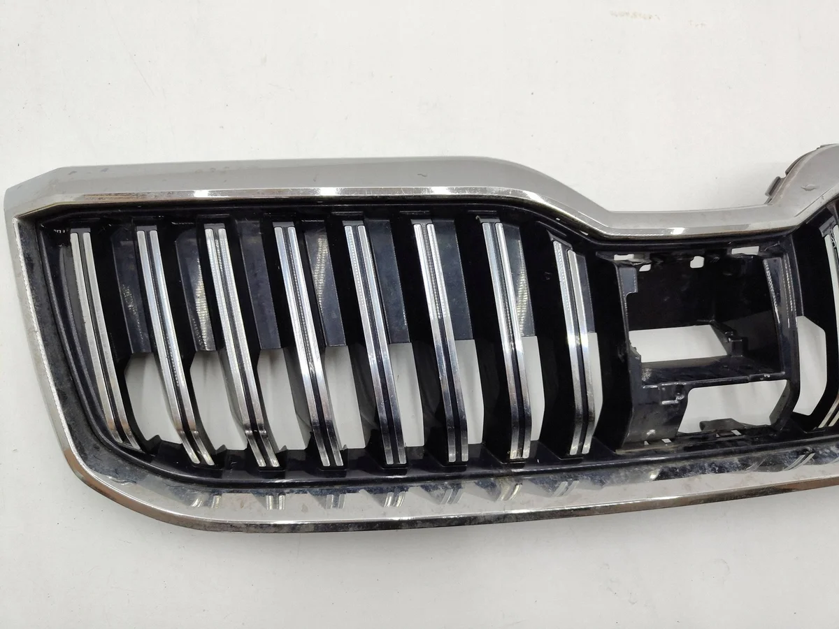 Skoda Superb III Kühlergrill 3V0853653G image 3