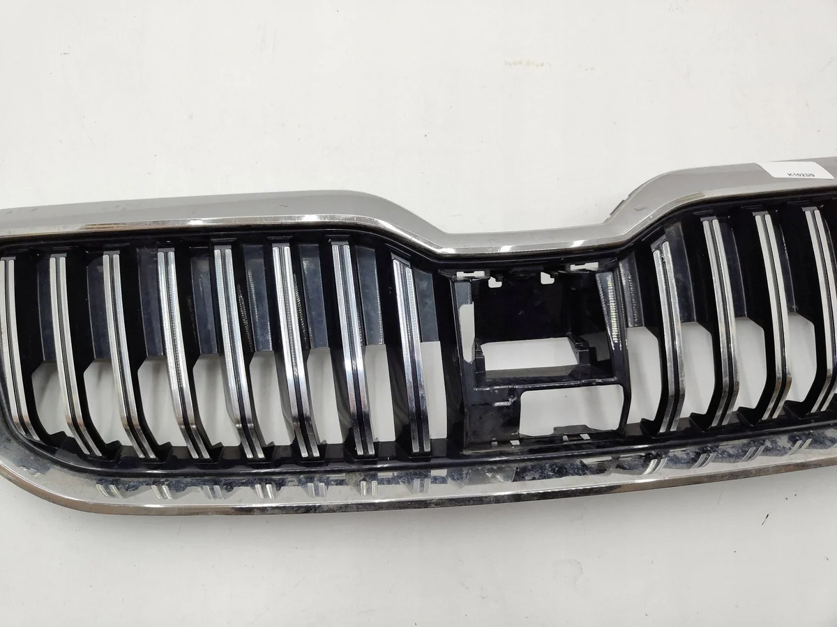Skoda Superb III Kühlergrill 3V0853653G image 4