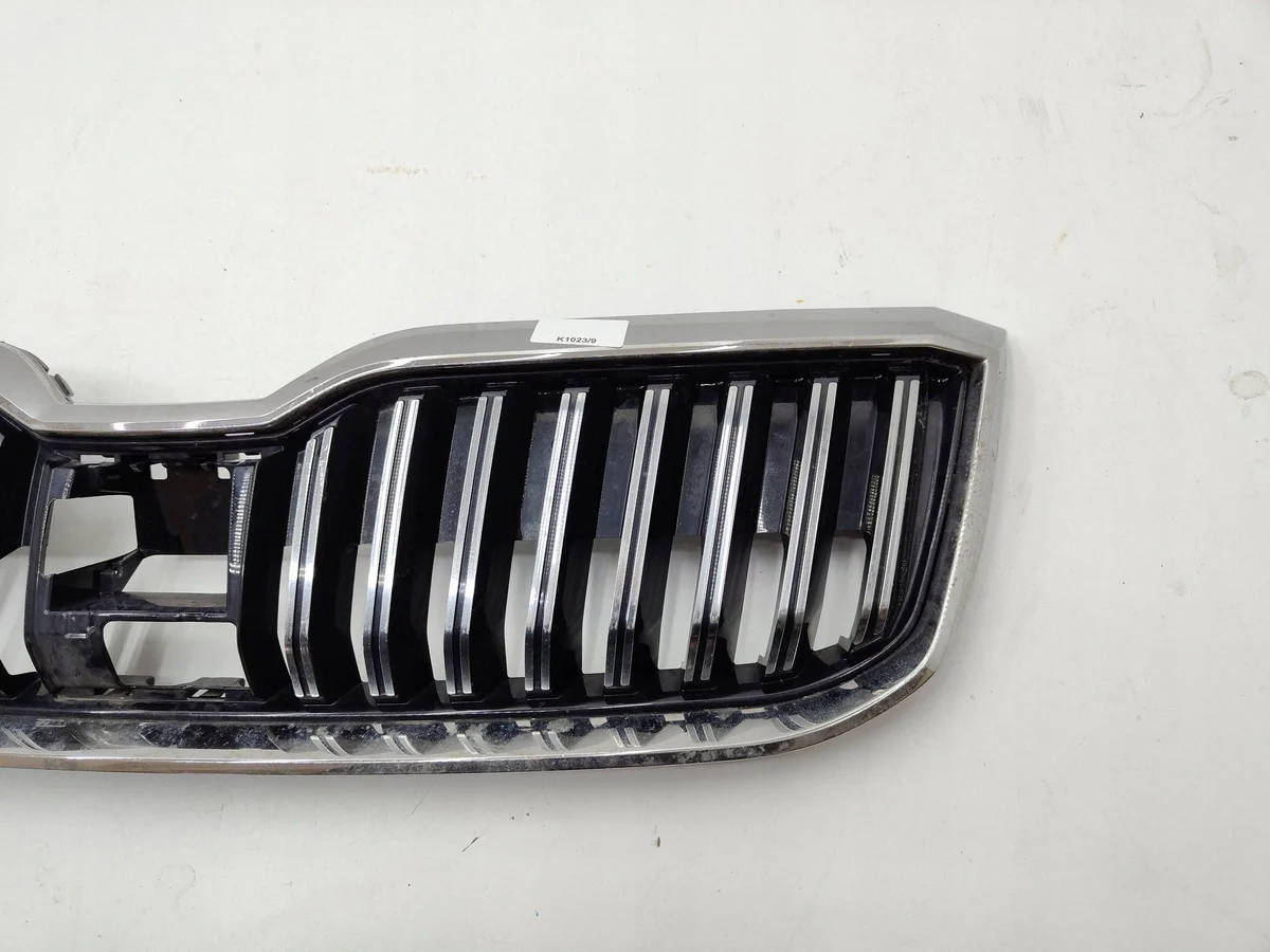 Skoda Superb III Kühlergrill 3V0853653G image 7