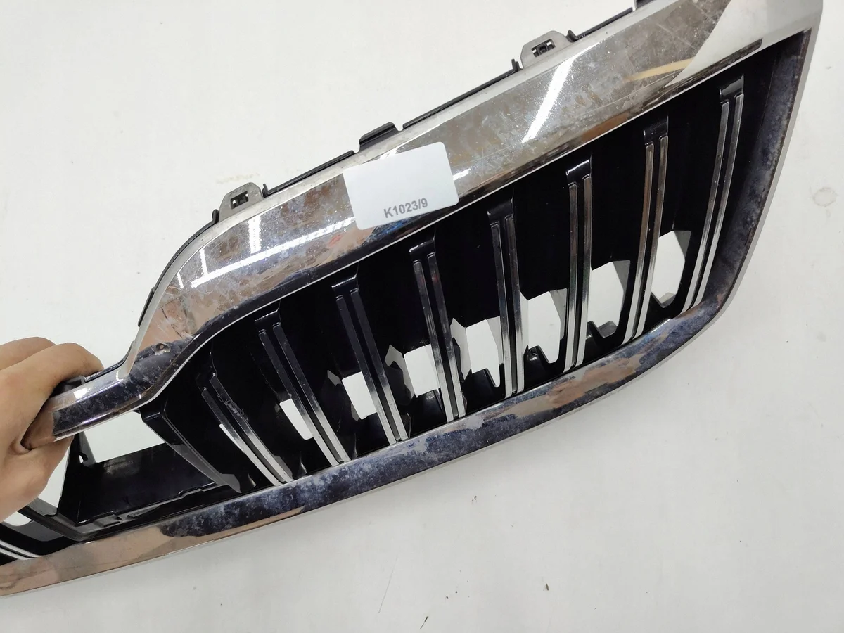 Skoda Superb III Kühlergrill 3V0853653G image 8