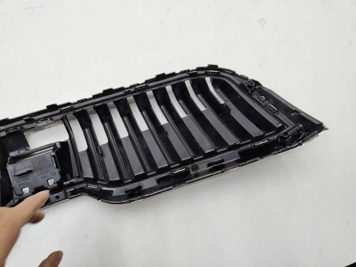 Skoda Superb III Kühlergrill 3V0853653G image 9