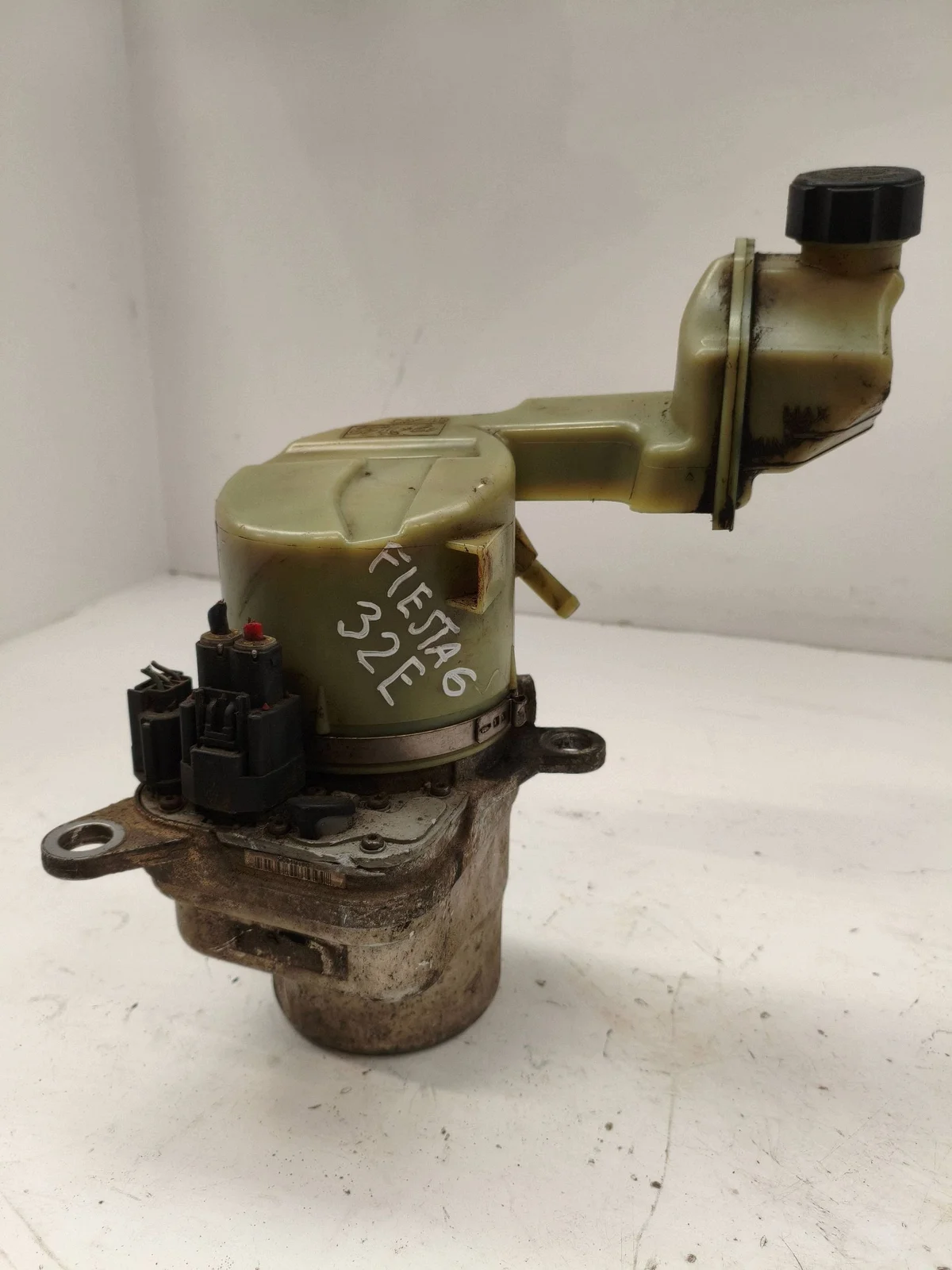 Pompe direction assistée Ford Fiesta VI 5S613K514CB