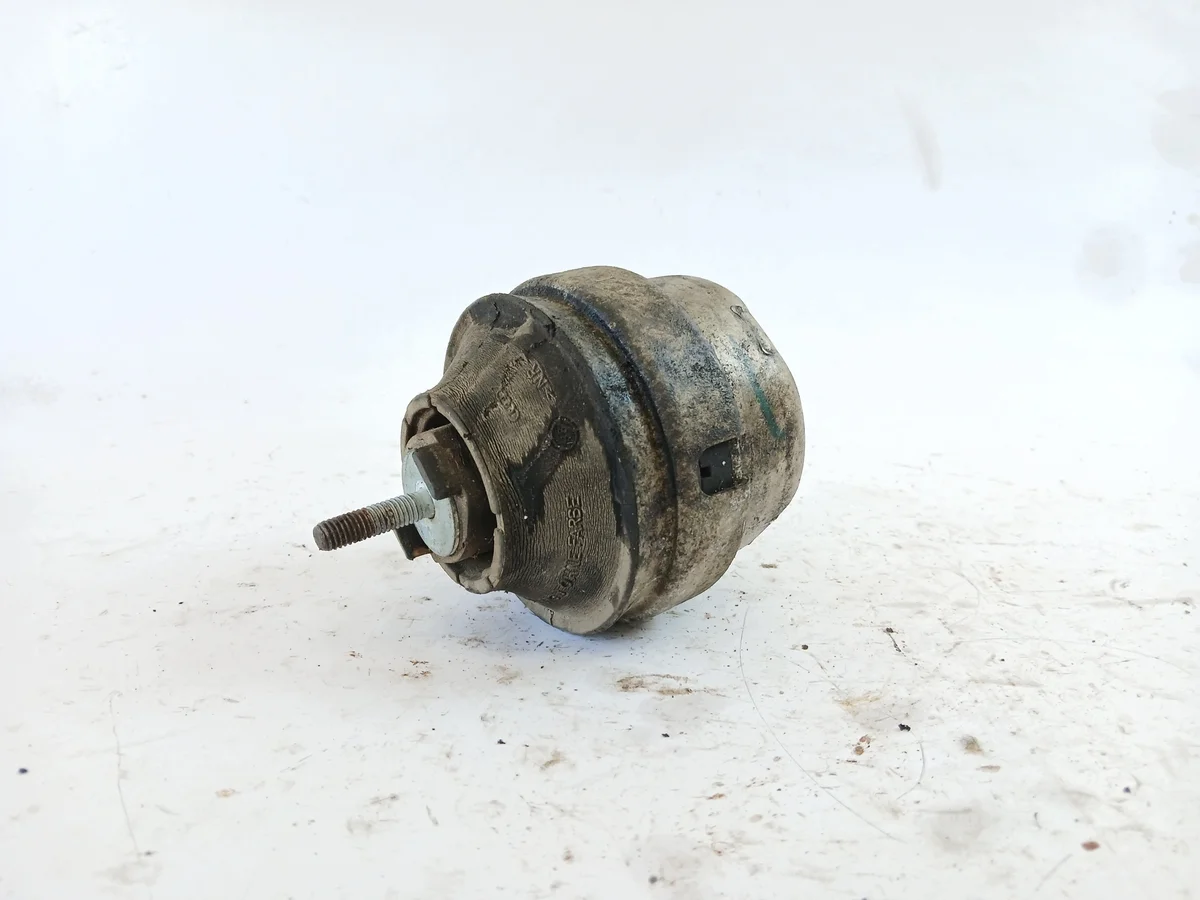 Audi A6 C5 Passat B5 Support moteur 8D0199379J image 3