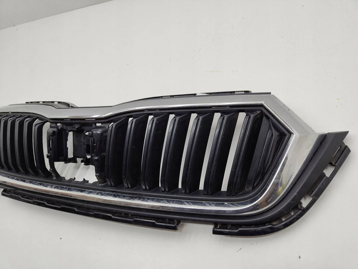 Jäähdyttimen ritilä Skoda Octavia Mk4 IV 5E3853653 image 4