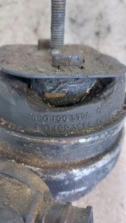 Audi A4 B7 2.0 TFSI Motorhalterung 8E0199379A image 3