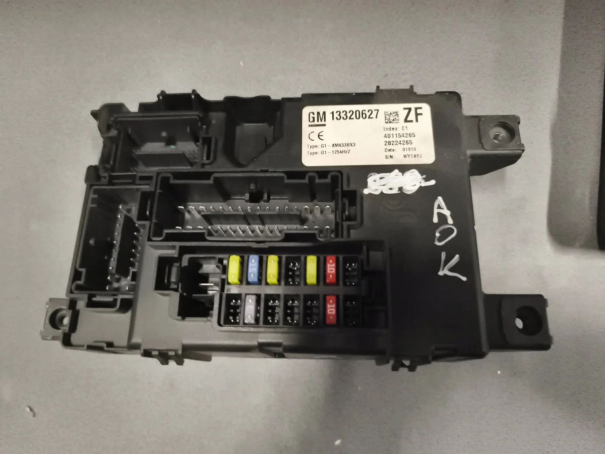 Ohjausyksikkö Opel Corsa D 13320627