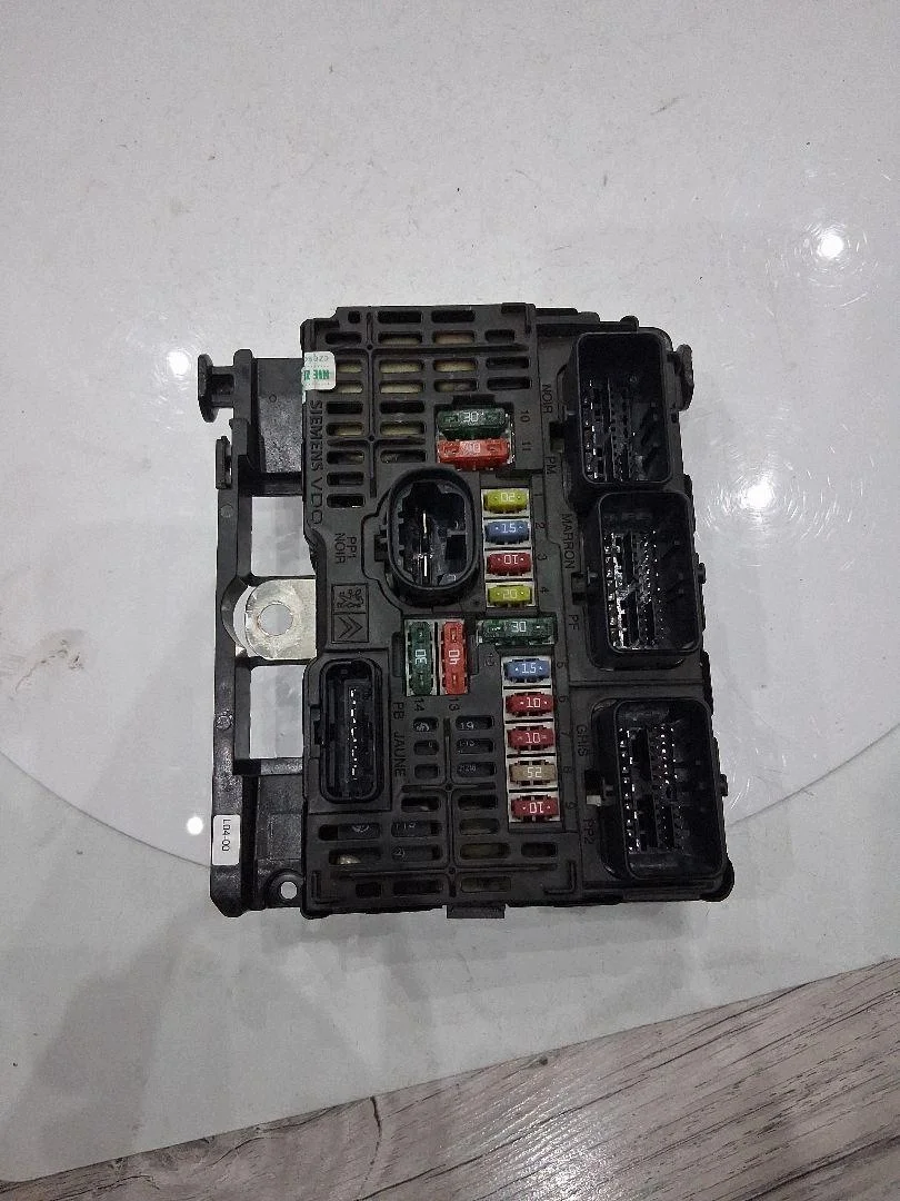 Boîtier fusibles BSM Citroën C4 Peugeot 407 S118983004Q
