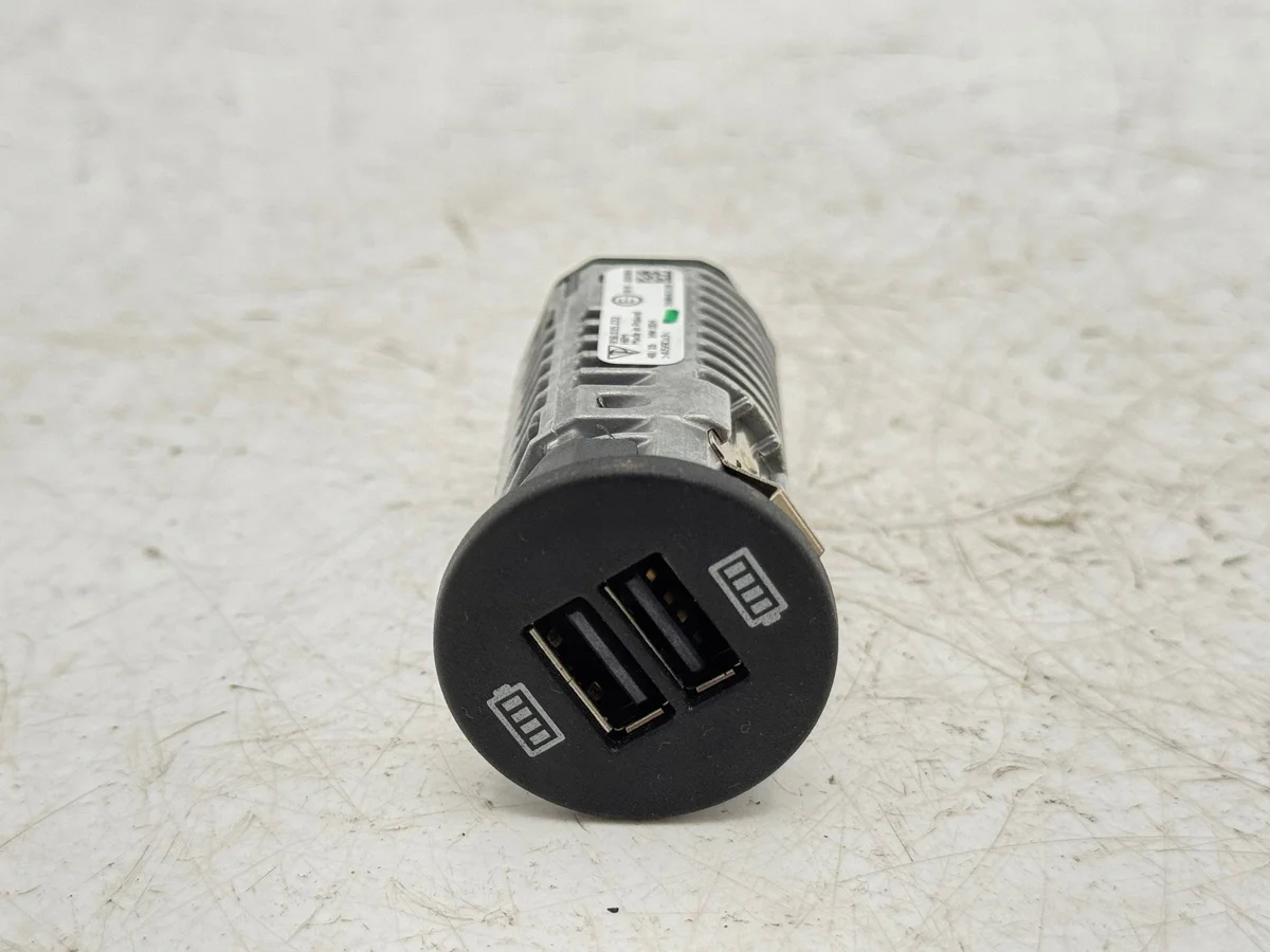 USB-poort Achter Porsche Macan 95B 95B035222