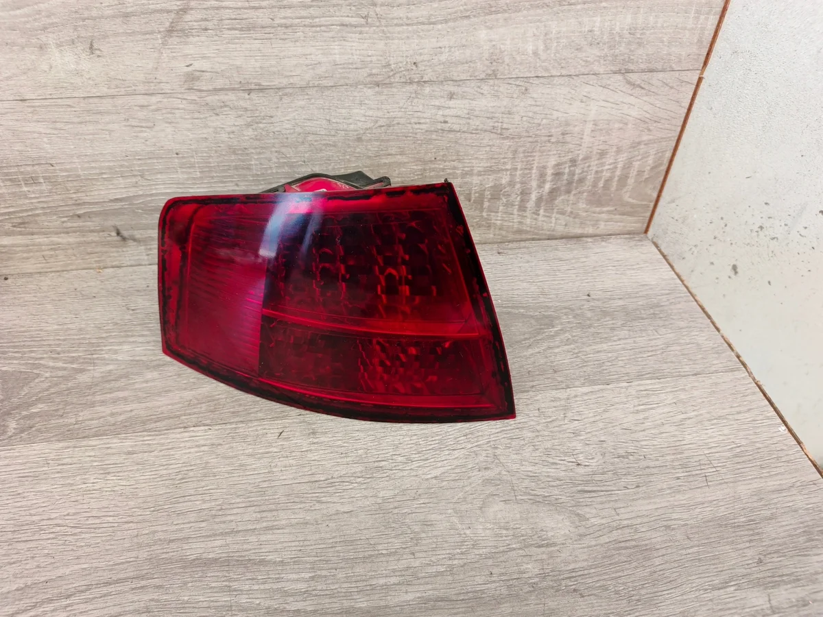 Luz traseira Audi A8 D3 4E0945095C Esquerda