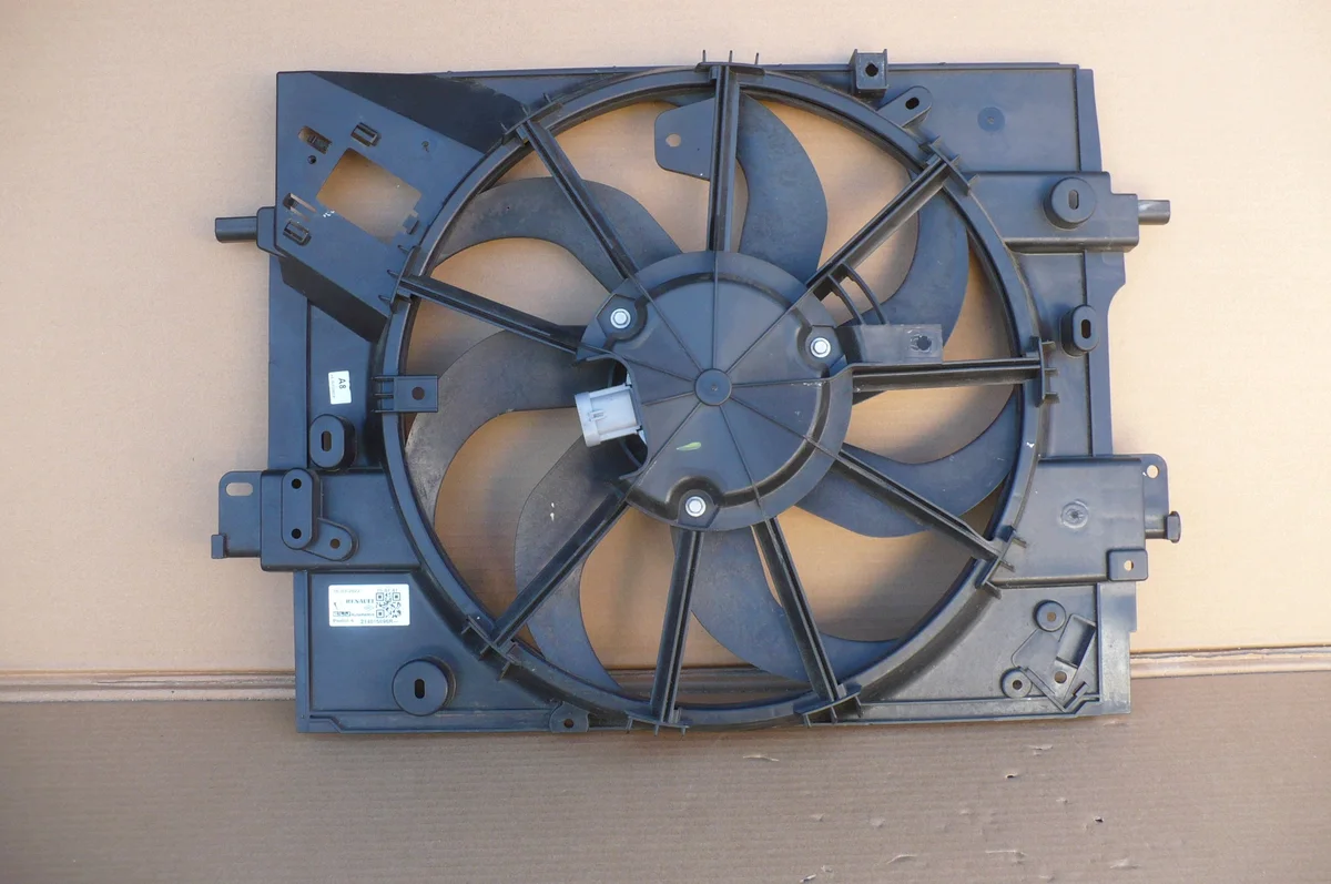 Renault Dacia Lüftergehäuse Kühler 214815896R