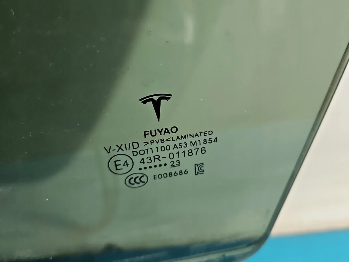 Tesla Model Y Bakre Vänster Sidofönster image 3