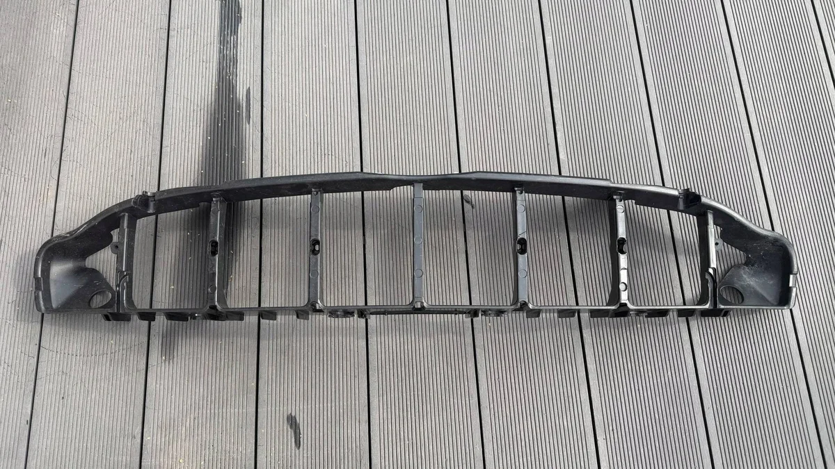 Grelha do radiador Aston Martin Rapide DD438190AA