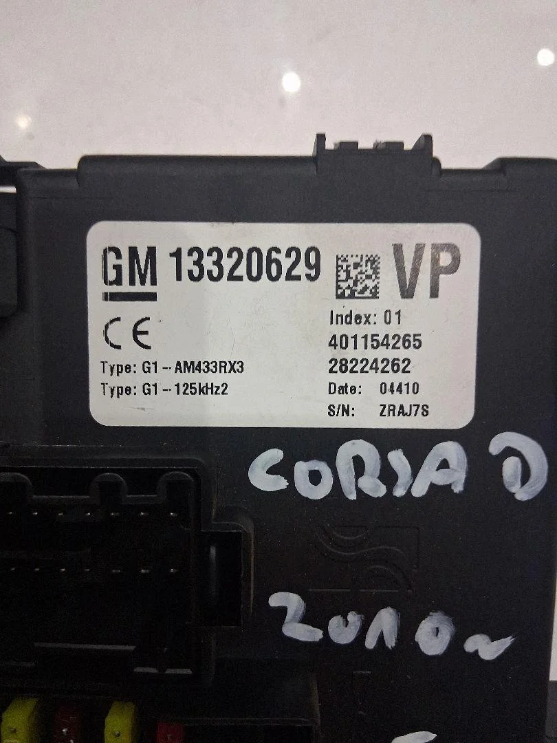 Boîtier de fusibles Opel Corsa D 13320629