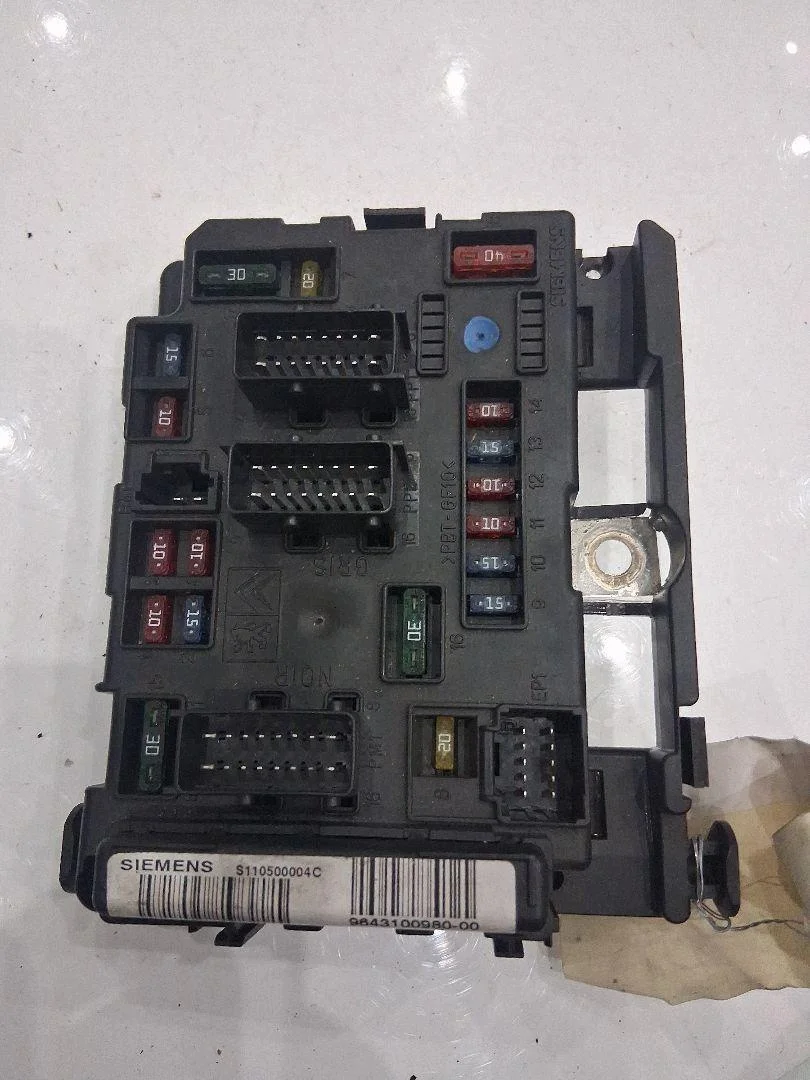 Boîtier fusibles BSM Citroën C5 2.2 HDI 9643100980