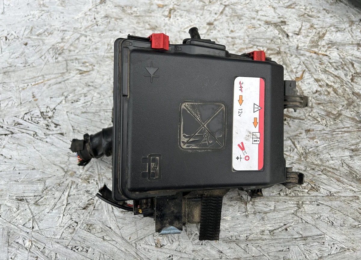 Boîtier fusibles Peugeot 308 II T9 9678633380