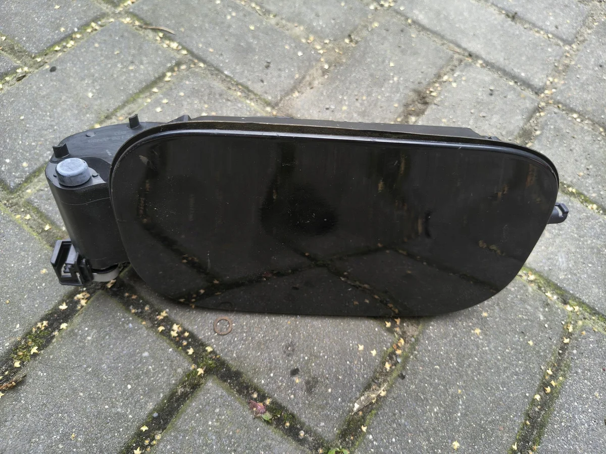 Polttoainetankin luukku Mercedes-Benz A-166-630-01-67