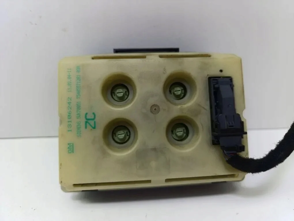 Calculateur moteur Opel Zafira A 13106242 image 3