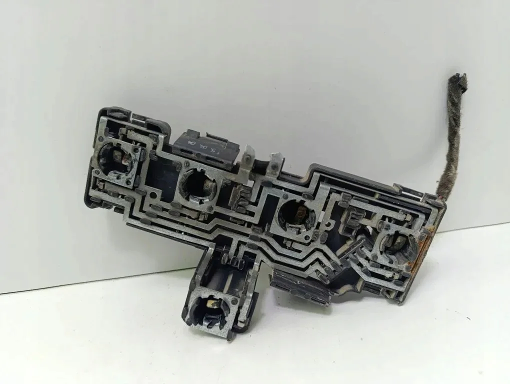 Contacts de feu arrière VW Passat B5 3B9945258B