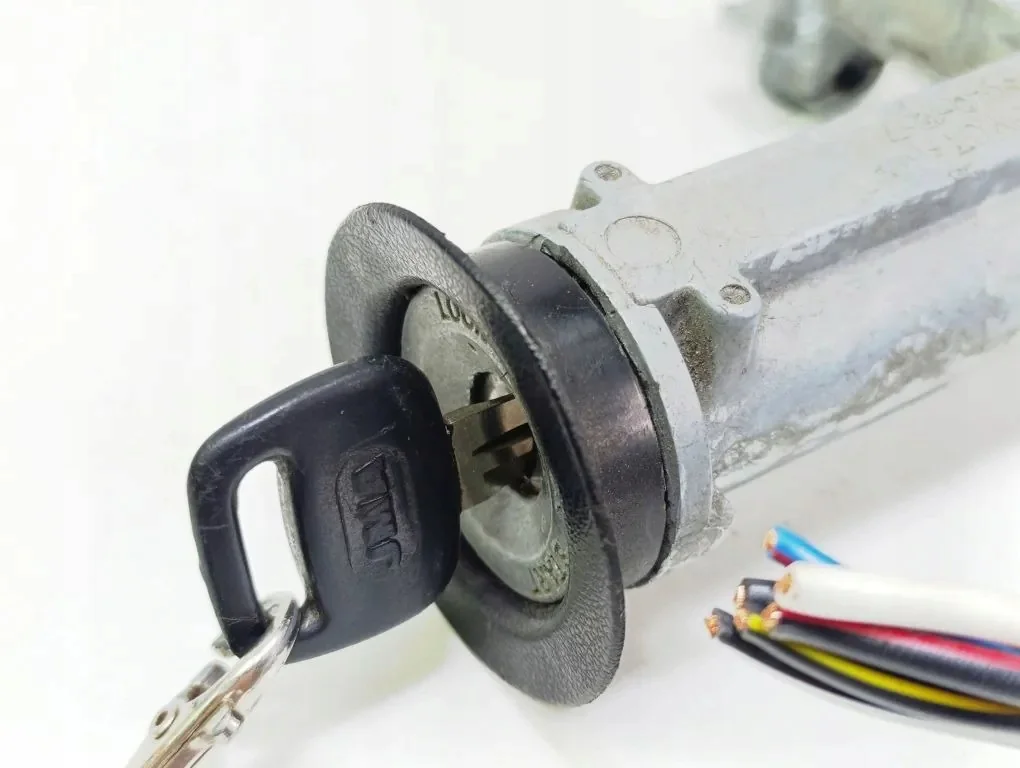 Toyota Corolla Ignition Switch 45020127 image 9