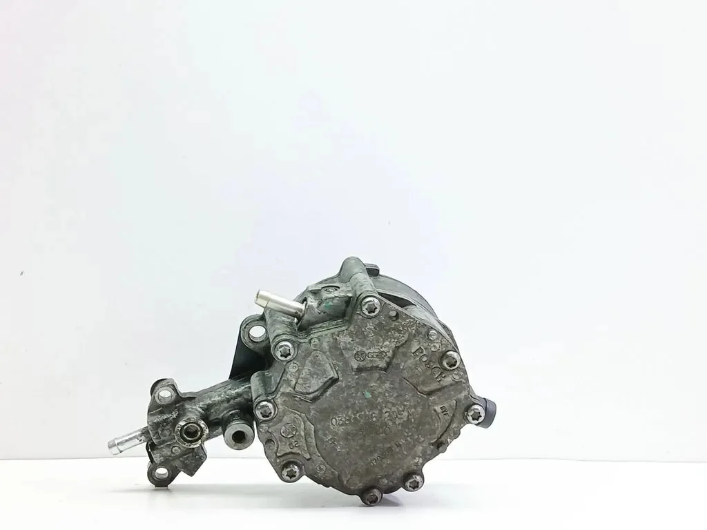 Pompe à carburant 038145209M VW Golf V