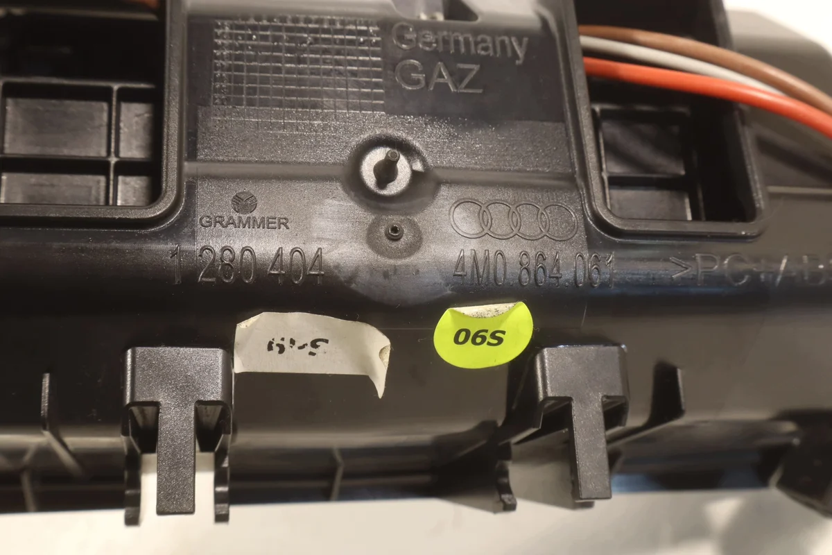 Audi Q7 II 4M Steckdose 12V 280404 image 6