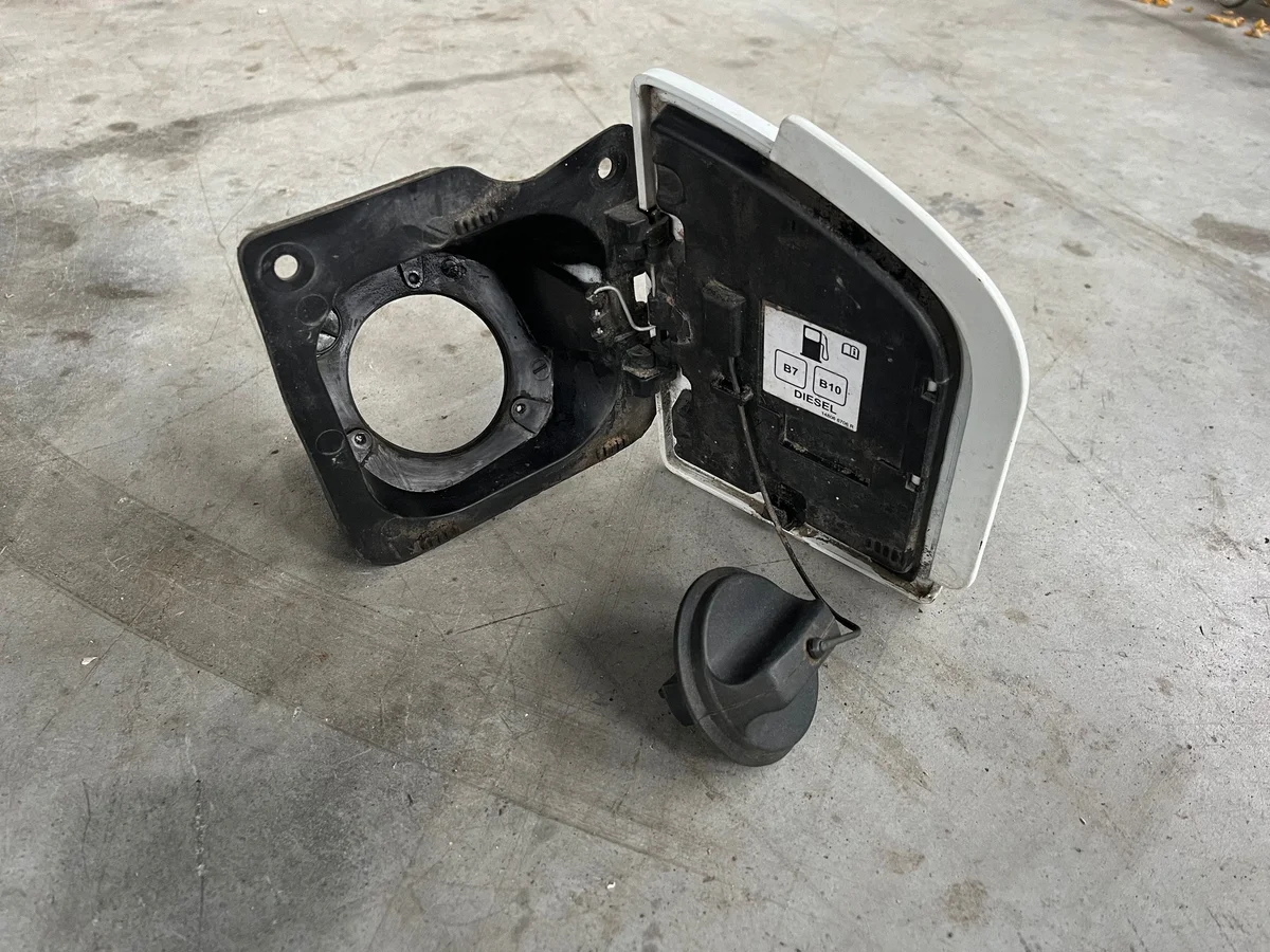 Polttoainetankin luukun saranat Renault Master III TMR4464