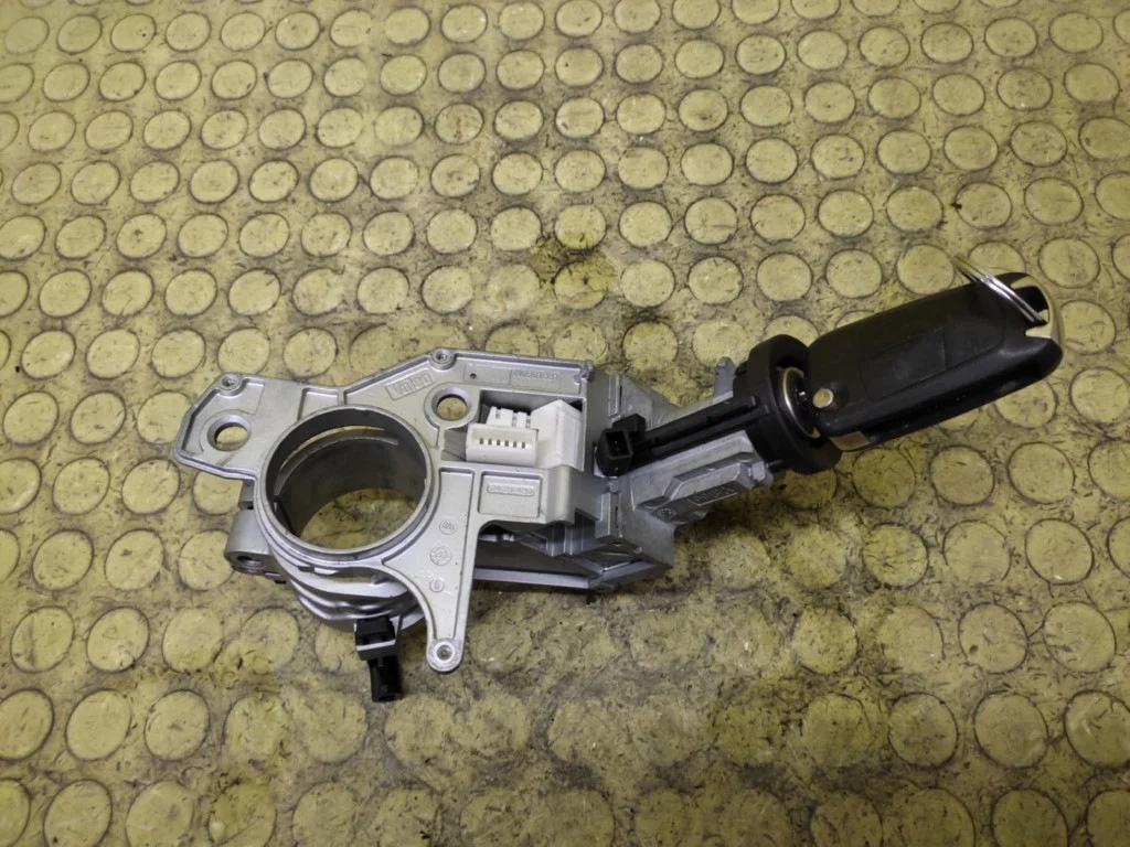 Contacteur d'allumage Opel Astra H 2421430