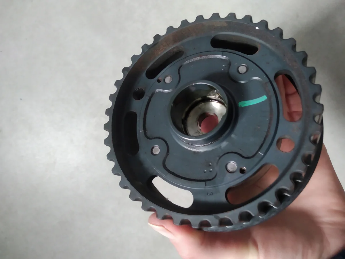 Säädettävä nokka-akselin pyörä Renault 1.6 16V OEM 7701478079